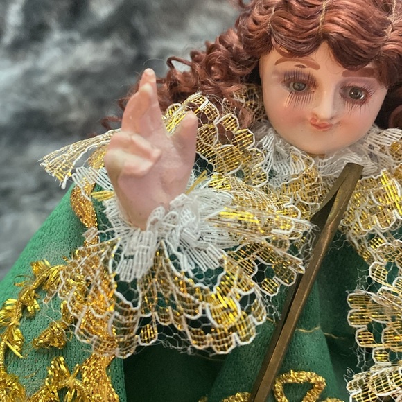 VTG Infant Of Prague Santo Nino Doll Statue on Wood Carved Base - Picture 5 of 16